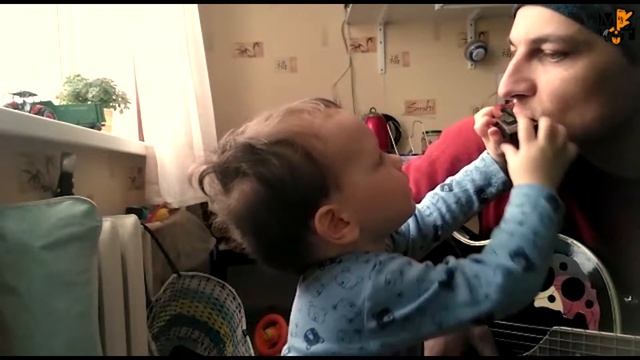 Ребёнок играет на гармошке смотреть онлайн