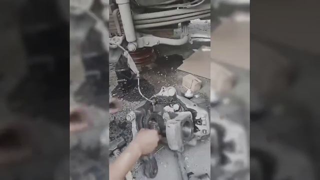 #driver & helper replace King pin,, ISUZU GIGA.. смотреть онлайн