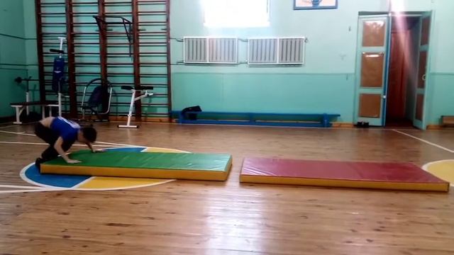 це я яучусь делать передне сальто яумыю делать сальто только на попу пригаю подпишись на мене смотреть онлайн