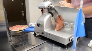 Нарезка при помощи слайсера Assum HBS-220JS