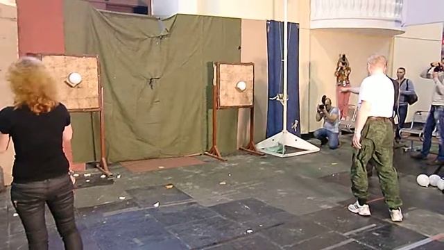 Метание ножей. Дуэль 3 метра я и Тигра. Зимний стадион 2013.10.13 смотреть онлайн