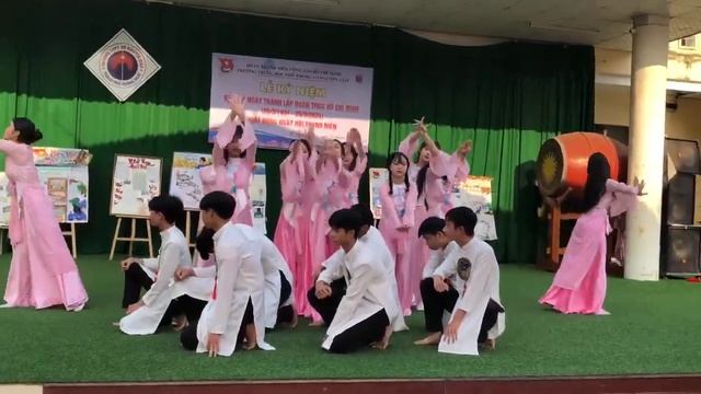 Múa liên khúc: TỰ TÂM-GIÓ ĐÁNH ĐÒ ĐƯA (Hs 10A10 biểu diễn) смотреть онлайн