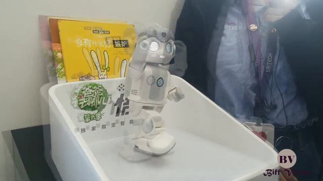UBTECH's Alpha Mini Robot - Playing Kung Fu смотреть онлайн