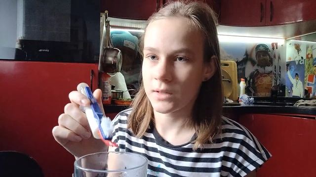 ШОКирующее преображение. Как омолодить старую зубную щётку! ВАУ!Из жёсткой кривой в мягкую и прямую смотреть онлайн