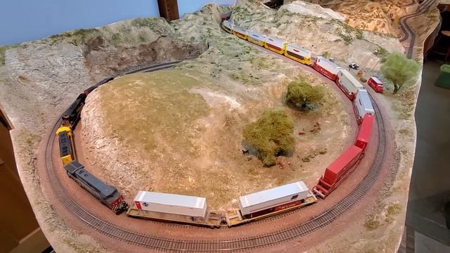 Heading down the Helix. Model trains смотреть онлайн