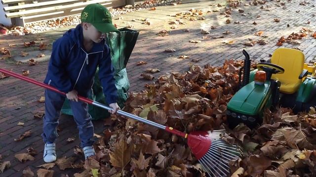 Children TRACTOR Got Stuck ♦ Peg Perego JOHN DEERE Ground Force ♦ Kid got STUCK & RECOVERY смотреть онлайн