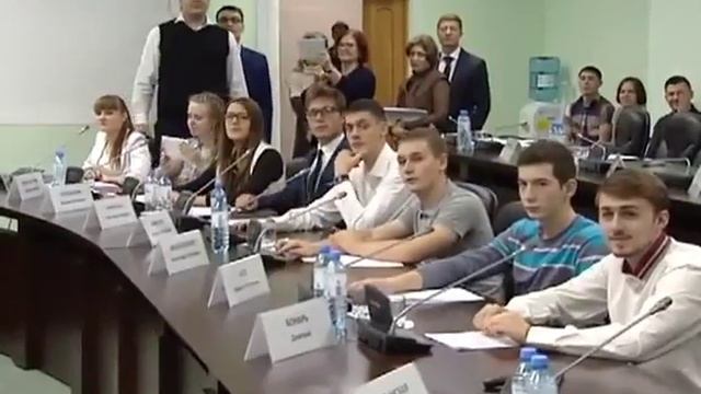 Губернатор Югры Наталья Комарова читает стихи Сергея Есенина со студентами смотреть онлайн