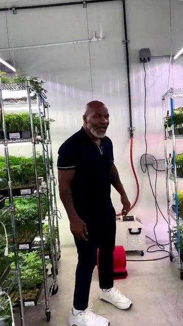 Mike likes to keep an eye on his plants 🌱/ Майк любит следить за своими растениями 💕 смотреть онлайн
