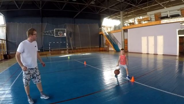 №100 - Баскетбол в 5 лет: первый раз начало получаться упражнение In & Out на месте и в движении смотреть онлайн