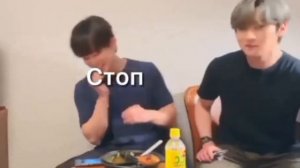 Минхо и салфетки@StrayKids бедни Хёджин:(