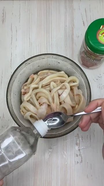 Вкуснейший и очень простой в приготовлении кальмаровый салат. Включаем звук и смотрим до конца смотреть онлайн