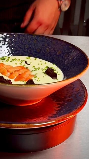 🥺🍽️Крем суп из цветной капусты и брокколи со слабосоленой неркой и свекольными чипсами. #food смотреть онлайн