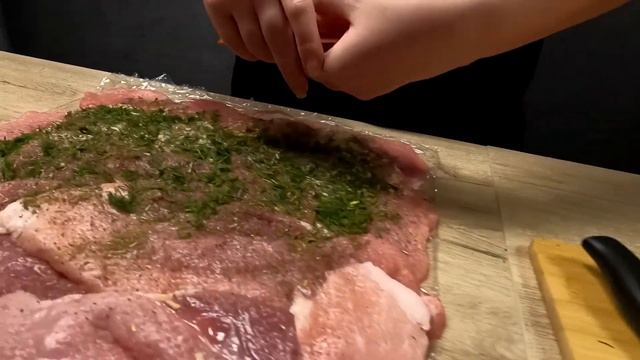 Сочнейший мясной рулет. Гости будут в восторге! смотреть онлайн