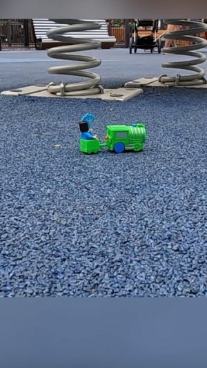 Игрушечный паровозик едет по детскому парку / Видео про поезда игрушки для детей