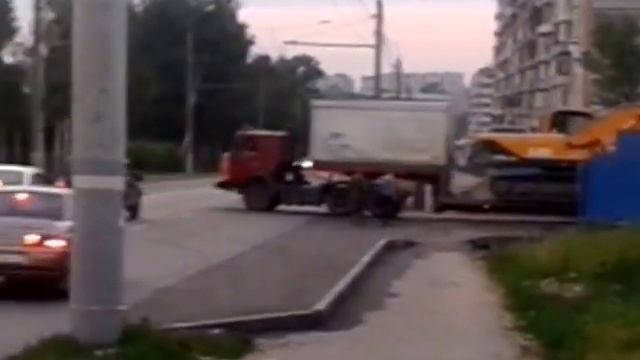 Длинномер заезжает на стройплощадку смотреть онлайн