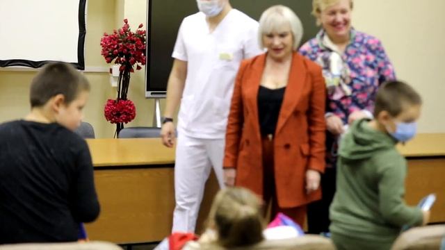 Депутаты Царицына помогли собрать школьные подарочные наборы первоклашкам из многодетных семей смотреть онлайн