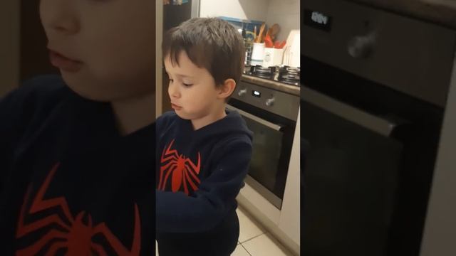 Алехандро говорит на испанском  языке