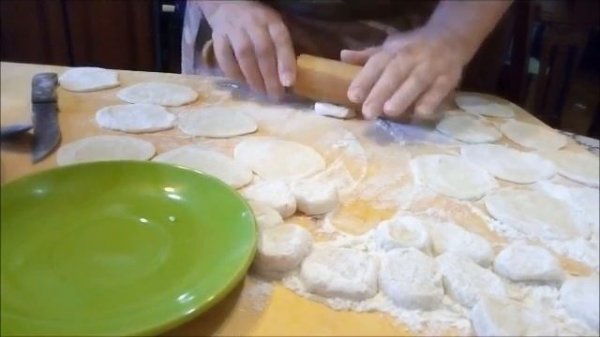 Вареники творожные с вареньем. Бабушка и внучка.