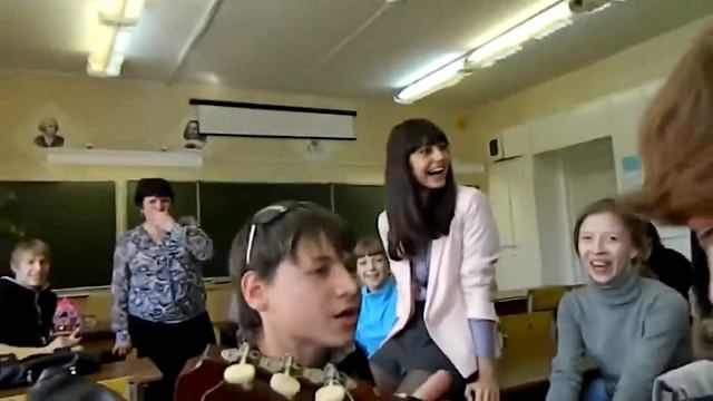 Школьник читает рэп в школе! Круто!!!mp4 смотреть онлайн