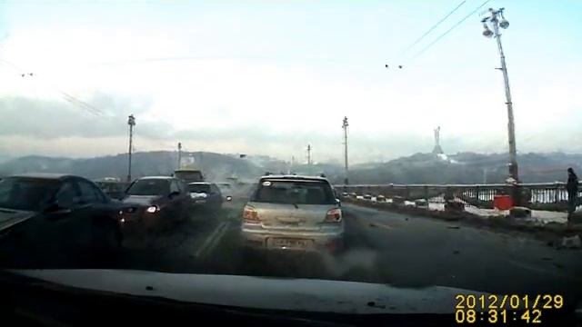 На мосту Патона столкнулись 6 автомобилей.flv смотреть онлайн
