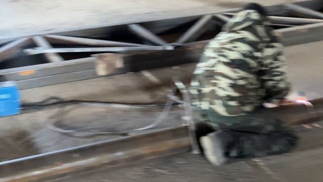 Строим навес для зерна: готовим площадку, делаем разметку, бурим скважины, устанавливаем столбы смотреть онлайн