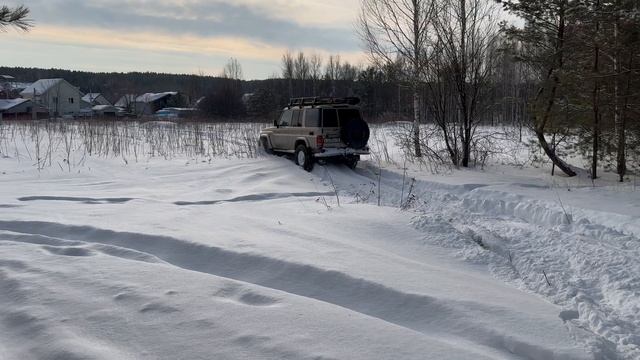 Легендарный Ленд Крузер 70 в снежном сибирском лесу смотреть онлайн