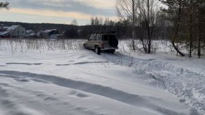 Легендарный Ленд Крузер 70 в снежном сибирском лесу