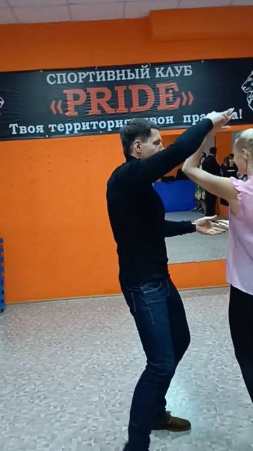Девки пустили парня по кругу между собой Респект #dance #shortvideo #music #youtube #бачата смотреть онлайн