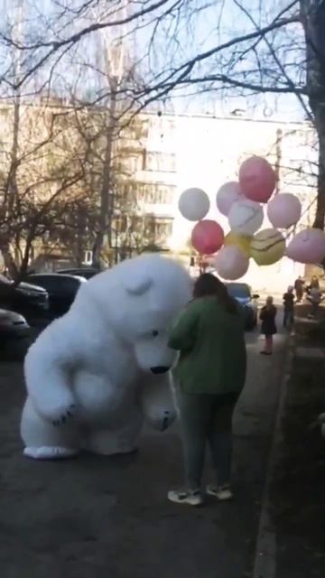 Пушистый сюрприз от родных! Белый мишка Умка поздравляет 🥳 #shorts #топ #поздравление #сюрприз #умк смотреть онлайн