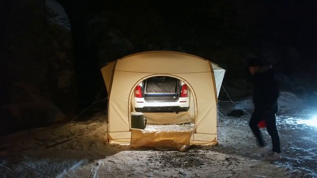새텐트 개시! 눈오는 날 얼어죽지 않기위한 설중캠핑! 차안에 이너텐트 넣고 쉘터치고 차박캠핑! смотреть онлайн