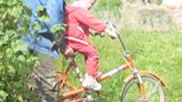 Учимся ездить на велосипеде))) смотреть онлайн