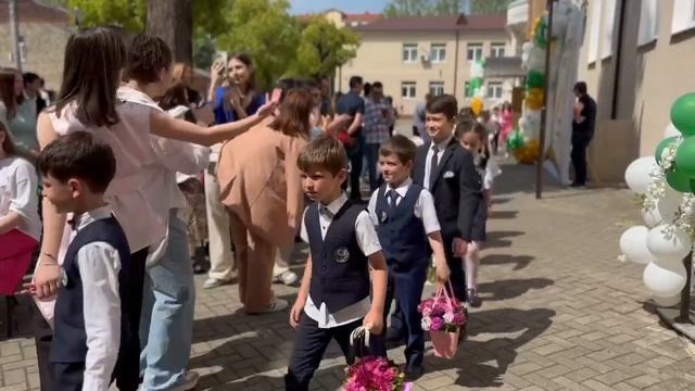 В средней школе №3 им. Ю. Н. Воронова прозвенел последний звонок смотреть онлайн