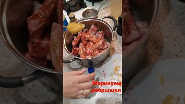 МАРИНУЕМ РЁБРЫШКИ! ВКУСНЫЙ РЕЦЕПТ! #маринуем #ребрышки #вкусно #рецепт смотреть онлайн