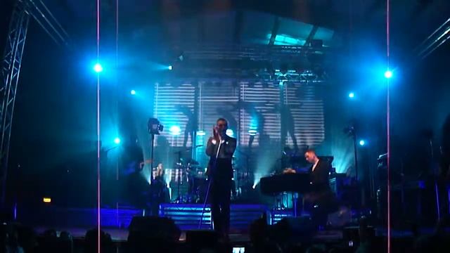 Hurts - Wonderful Life (Live In Bologna, February 18th, 2011) смотреть онлайн