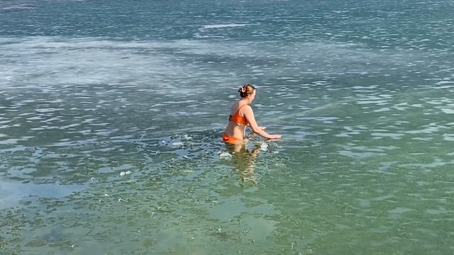 March, swimming in ice water. Моржевание, закаливание смотреть онлайн