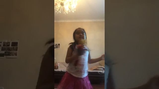 Люси слушает песню смотреть онлайн