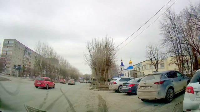 Движение на автомобиле по улицам города Тюмени