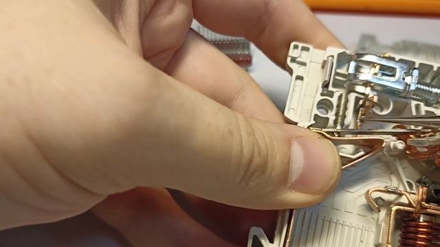 Новый ABB SH201L Что внутри?