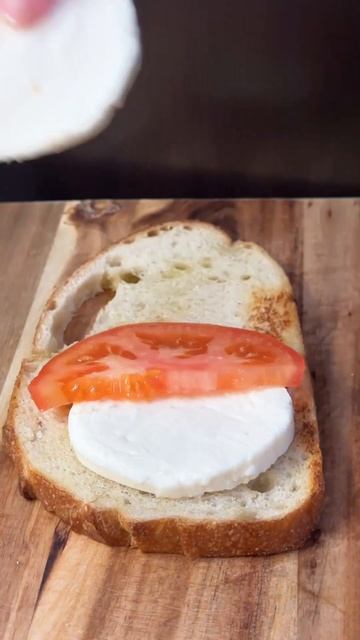 Easy Breakfast: Basil Tomato Mozarella Sourdough #shorts #sandwich смотреть онлайн