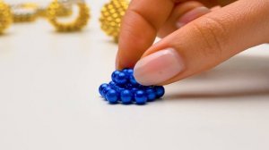 Потрясающая перчатка Таноса, сделанная из магнитных бусин