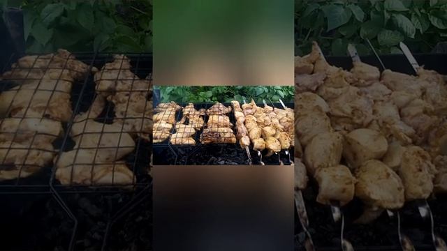 Жарим шашлык в саду 😋👍😍 смотреть онлайн