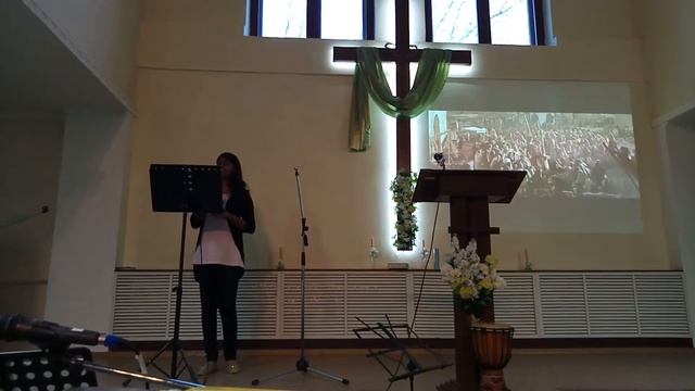 Шэрон поет на индийском (тамильском) языке песню о страданиях Христа смотреть онлайн