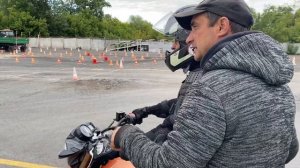 ПЕРВОЕ ЗАНЯТИЕ НОВИЧКА/КАК ПРАВИЛЬНО ДВИГАТЬСЯ НА МОТОЦИКЛЕ/ С какой попытки поедет ученик??