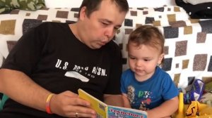 Папа и сын |Папа читает сыну книжку на его языке|как важно общаться папе с сыном