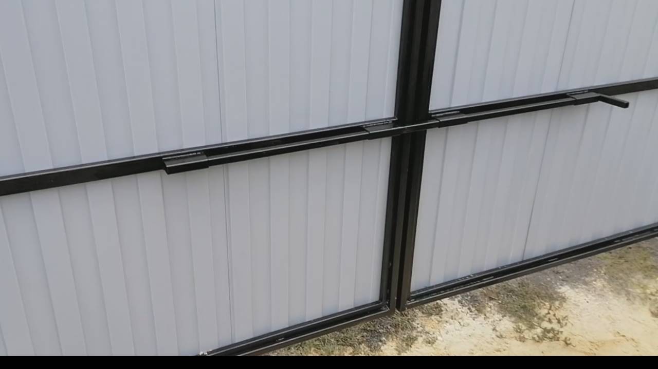 Засов на ворота. Задвижка для ворот своими руками. Задвижка для распашных ворот из профильной трубы. смотреть онлайн