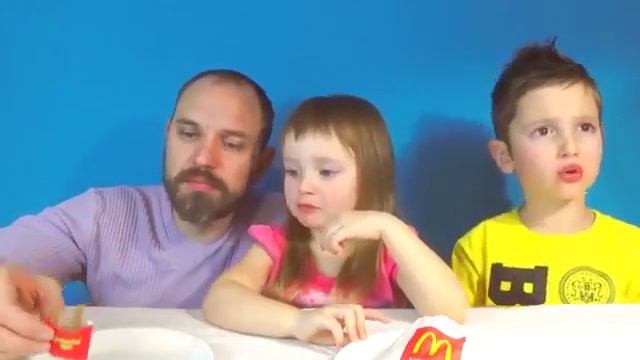 Обычная Еда против Мармелада Челлендж МАМА ПЛАЧЕТ 2 Real Food Vs Gummy Food Candy Challenge 2 смотреть онлайн