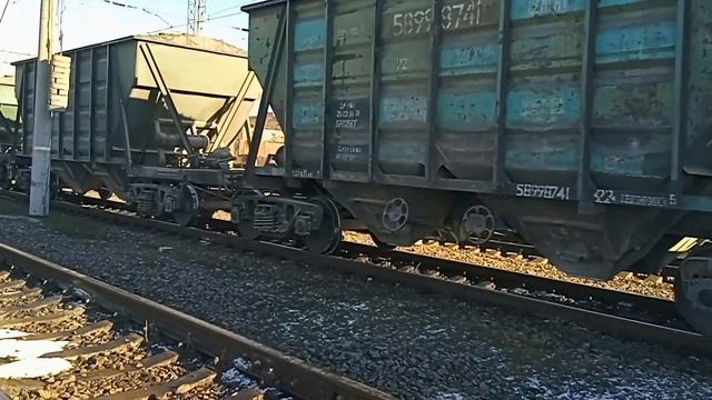 ВЛ80т-1030 приписан до ТЧ-5 Полтава с грузовым поездом прыбывает на 4 путь станции Полтава-Киевская смотреть онлайн