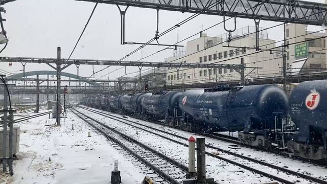10.02.2023 года.Снежный грузовой поезд проезжает станцию Омия. смотреть онлайн