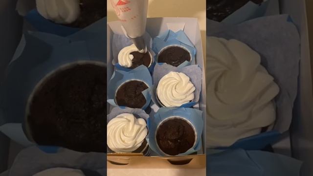 Шоколадные капкейки с начинкой банан-шоколад։Շոկոլադե կեքսեր միջուկով՝ բանան-շոկոլադ։Ձևավորում смотреть онлайн