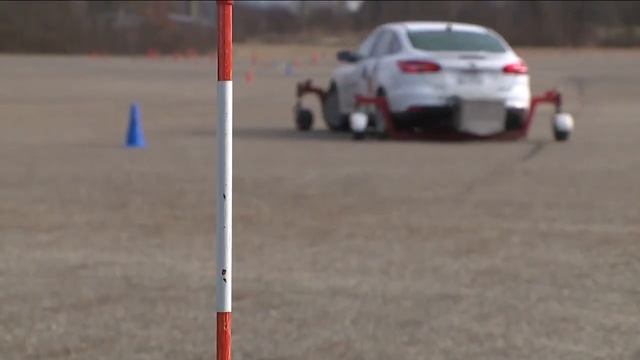 Winter driving course to help master your icy driving skills смотреть онлайн